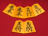 美玉作新魚龍御蔵島黄楊斑入上柾目彫埋将棋駒　 新品/桐平箱付（KS1260）